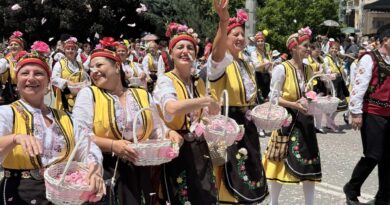 ЦАРИЦА РОЗА – СИМВОЛЪТ ОЖИВЯВА –– ЦВЕТОВЕ, МУЗИКА, ПРАЗНИЧЕН ДУХ – ПРАЗНИЧЕН ПАРАД